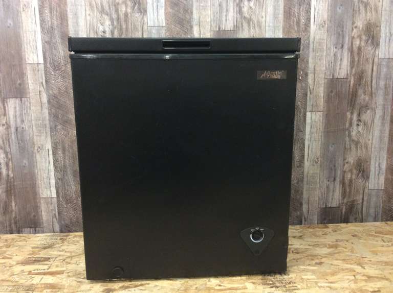 Arctic King Chest Freezer Dented From Storage 28.5" x 33" x 20.5