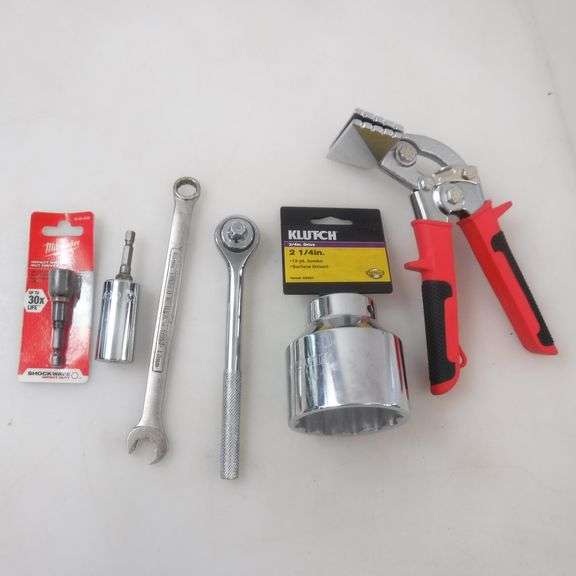 Dutch And Ratch Assortment Of Tools : Ratchet Wrench With Universal Socket And Drill ...